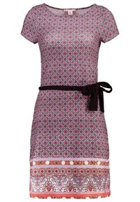 Robe à manches courtes, longueur genou, avec des motifs géométriques et floraux en rouge, violet et pêche, dotée d'une ceinture en tissu noir nouée à la taille.