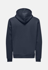 Sudadera azul marino con capucha ajustable, mangas largas y dobladillo acanalado. Hecha de una tela suave, diseñada para proporcionar comodidad y calidez.