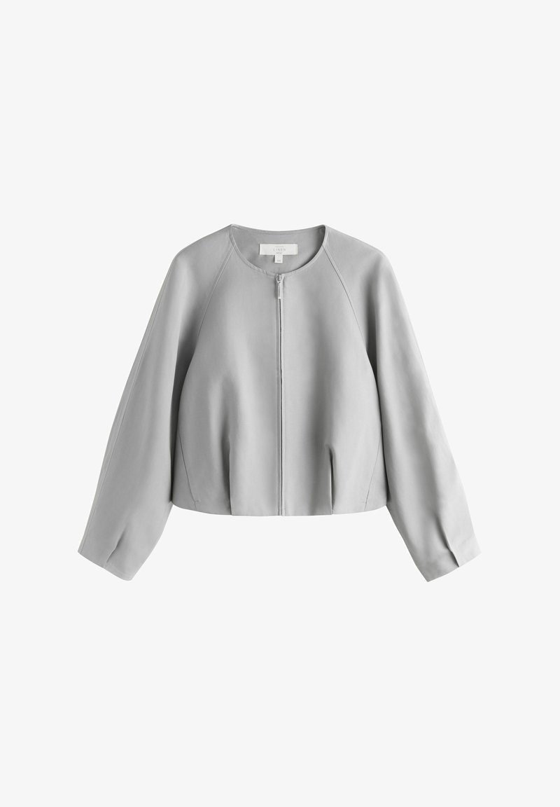 Šedá krátká bunda s hladkou texturou, kulatým výstřihem, předním zipem a raglánovými rukávy. Má na lemu nabrané detaily.