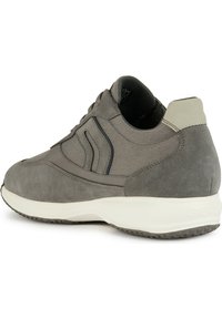 Sneaker in suede grigio e mesh con colletto imbottito, pannello posteriore testurizzato e suola in gomma bianca. Il logo è visibile sul tallone.