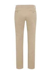 Beige chino's met een recht model, met twee achterzakken en subtiele stiksels op de tailleband. Zacht katoenen materiaal.