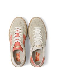 Paire de baskets en daim beige avec semelles en gomme, lacets blancs, accents orange et blanc, et marquage "CAVAL" à l'intérieur et sur les languettes.