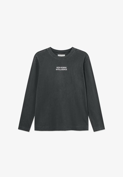 Cămașă neagră din bumbac cu mânecă lungă, prezentând textul "INTELIGENȚĂ NON-UMANĂ" în alb. Guler rotund cu accente de buton pe umăr.