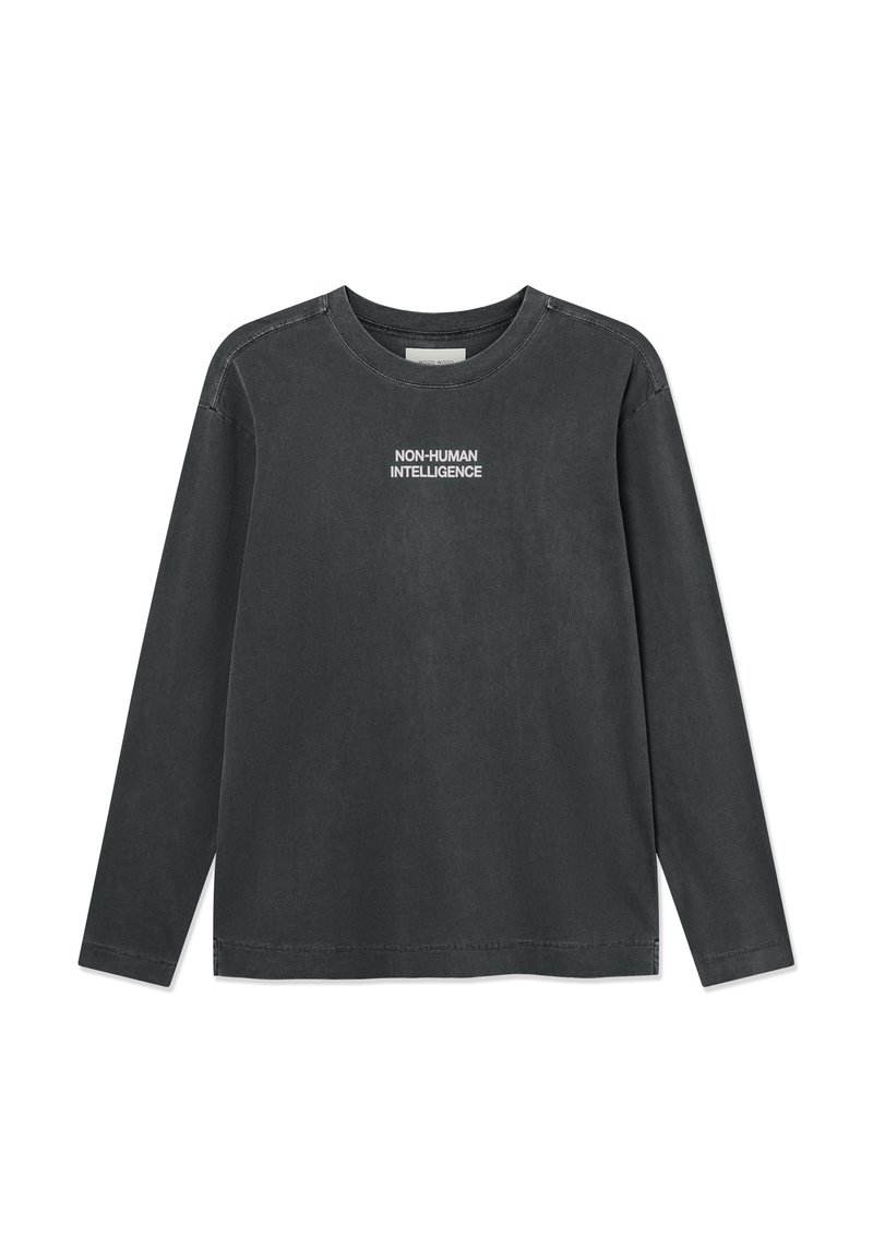 T-shirt noir à manches longues en coton avec le texte "INTELLIGENCE NON HUMAINE" en blanc. Col rond avec des accents de bouton aux épaules.
