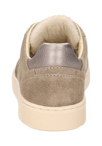 Baskets en suede beige avec un accent métallique argenté texturé au niveau du talon ; doublure douce ; semelle en caoutchouc avec un motif nervuré.