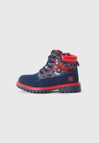Bottines bleu marine avec des accents rouges, en tissu texturé, motif toile d'araignée et graphique de Spider-Man, avec fermeture à lacets et semelle durable.