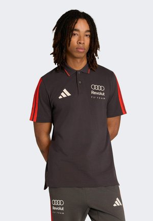 Schwarzes Polohemd mit roten Schulterstreifen, verziert mit den Logos von Audi und Revolut. Hergestellt aus glattem Stoff mit klassischem Kragen.