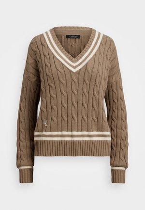 Brązowy sweter z splotem w warkocze, z dekoltem w serek, kremowymi paskami przy kołnierzu i dolnym wykończeniu, ściągaczami na mankietach oraz subtelnym logo po boku.