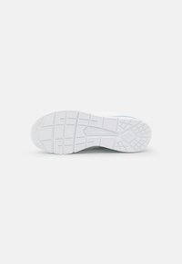 Suola di sneaker bianca con grip in gomma testurizzata, caratterizzata da un disegno del battistrada a motivo per trazione e durata.