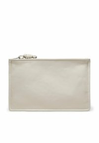 Borsa clutch in pelle beige con texture liscia, chiusura con zip e un accento in pelle annodata sul tirante della zip. Design rettangolare semplice.