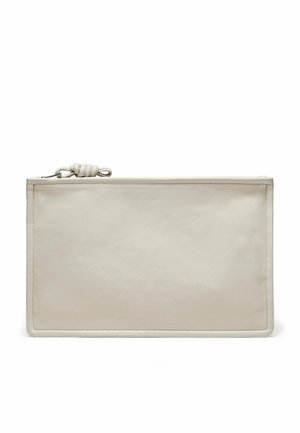 Borsa clutch in pelle beige con texture liscia, chiusura con zip e un accento in pelle annodata sul tirante della zip. Design rettangolare semplice.