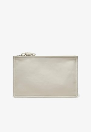 Beige Leder-Clutch mit glatter Textur, Reißverschluss und einem geknoteten Lederakzent am Reißverschluss. Einfaches rechteckiges Design.