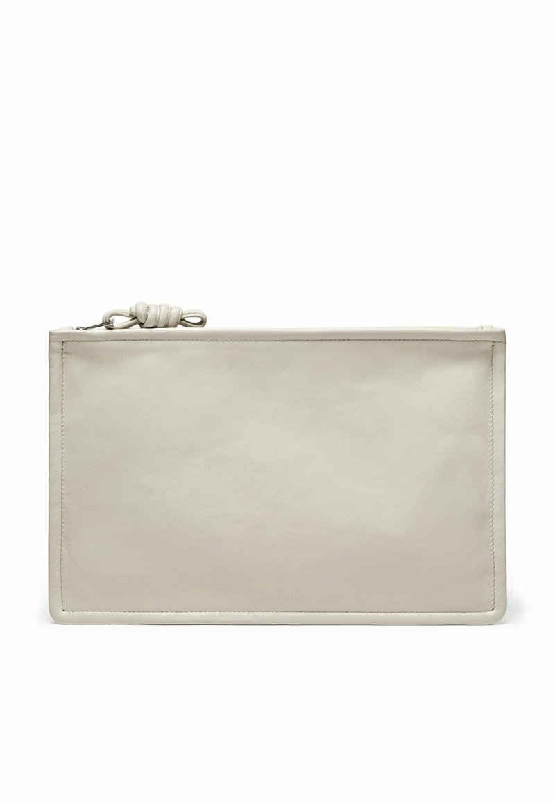 Borsa clutch in pelle beige con texture liscia, chiusura con zip e un accento in pelle annodata sul tirante della zip. Design rettangolare semplice.