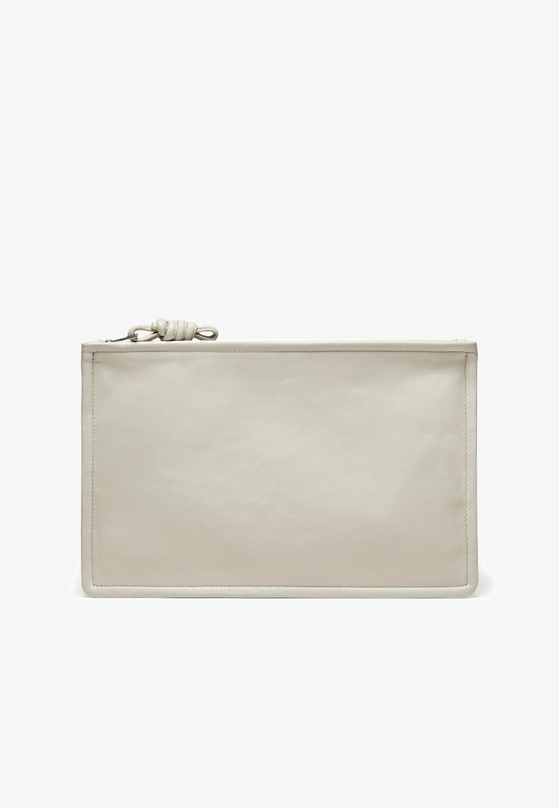 Beige leren clutch tas met een gladde textuur, ritssluiting en een geknoopt leren accent aan de ritshendel. Eenvoudig rechthoekig ontwerp.