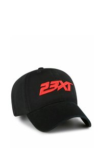 Casquette de baseball noire à visière incurvée avec un logo "23XT" brodé en rouge sur le panneau avant.