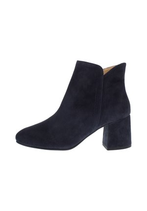 Schwarzer Wildleder-Knöchelstiefel mit Blockabsatz und abgerundeter Spitze, mit einem kleinen seitlichen Ausschnitt in der Nähe des Knöchels.