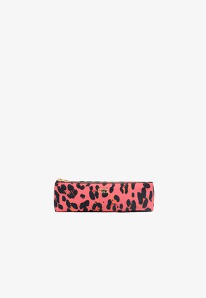 Leopardprint etui in roze en zwarte stof, met een gouden rits en logo-detail. Smal, rechthoekig formaat voor gemakkelijke opslag.
