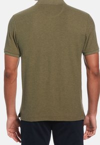 Olivově zelená polokošile s krátkými rukávy, žebrovaným límcem a bočními rozparky na spodním lemu. Materiál vypadá měkce a lehce.