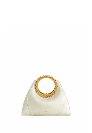 Sac à main en cuir blanc de forme triangulaire avec une grande anse circulaire torsadée en or, petit lettrage de la marque en or près du centre inférieur.