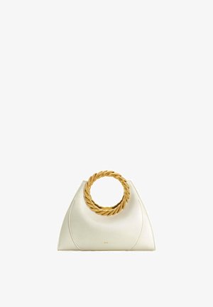 Sac à main en cuir blanc de forme triangulaire avec une grande anse circulaire torsadée en or, petit lettrage de la marque en or près du centre inférieur.