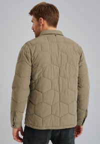 Chaqueta acolchada en verde oliva, con un patrón de panal, puños de manga con botones y un diseño de cuello clásico.