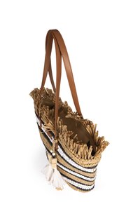 Sac en paille tressé avec des rayures noires, blanches et naturelles, un haut à franges et des anses en cuir marron. Comprend des pompons décoratifs.