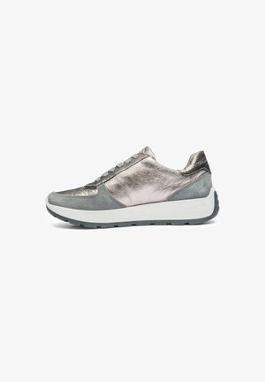 Niedrig geschnittene Sneaker aus metallisch silbernem Leder und grauen Wildlederpaneelen, grauen Schnürsenkeln, weißer Zwischensohle und schwarzem Gummi-Außensohle.