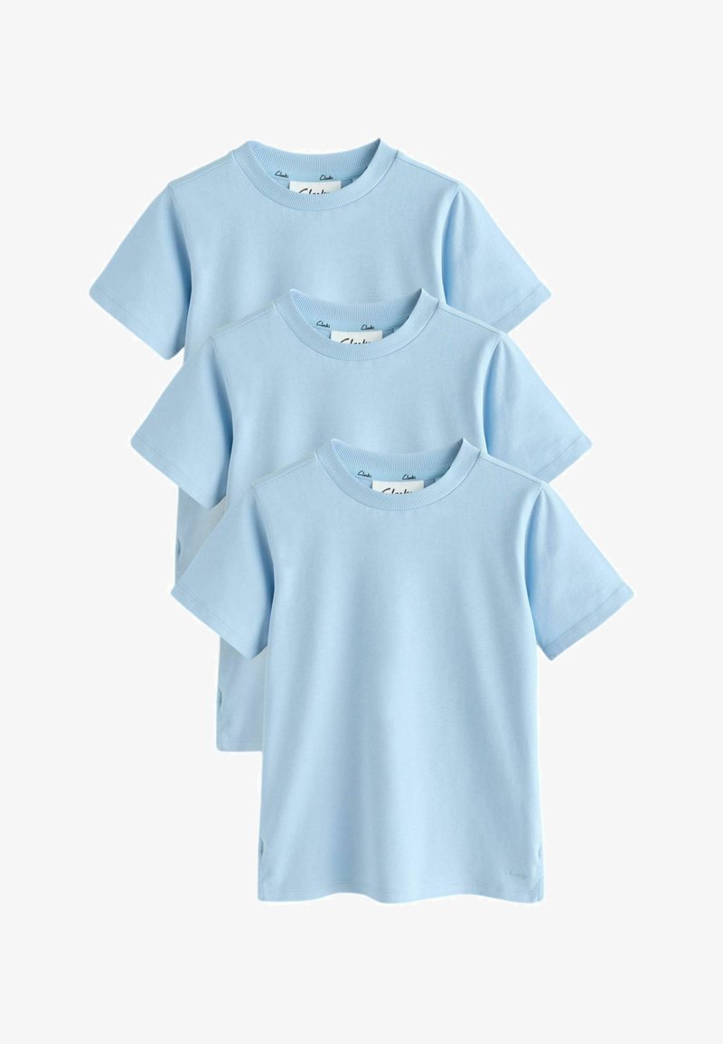Trois t-shirts unis bleu clair manches courtes col rond empilés verticalement sur un fond blanc.