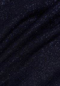 Marineblauer, strukturiertes Gewebe mit dezenten, schimmernden metallischen Fäden. Die Webart weist eine glatte, weiche Haptik auf und erzeugt ein schichtartiges Erscheinungsbild.