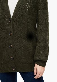 Dunkelgrüne Strickjacke mit V-Ausschnitt, mit einem strukturierten Rautenmuster, sechs Knöpfen und Rippbündchen an den Ärmeln und dem Saum.