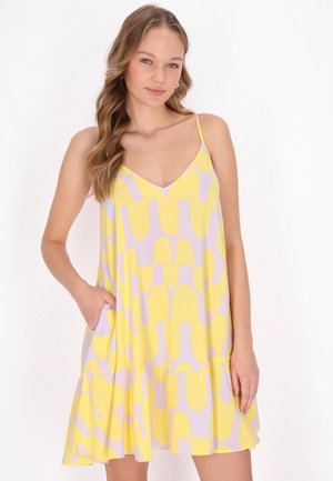 Rochie fără mâneci, în formă de A, de culoare galbenă, cu un model abstract în nuanțe de liliachiu. Are decolteu în V și un tiv evazat, cu buzunare. Fabrică ușoară.