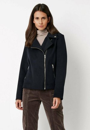 Marineblaue, taillierte Jacke mit spitzem Kragen, Reißverschluss und Seitentaschen. Hergestellt aus weichem Stoff mit glatter Textur.