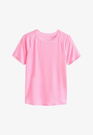 Világos rózsaszín, rövid ujjú sportos póló kerek nyakkivágással és raglán ujjakkal, egyszínű fehér háttéren.