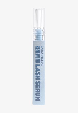 Tubo del Suero Renovador para Pestañas Babe Original con tapa transparente y etiqueta azul claro sobre un fondo blanco liso.