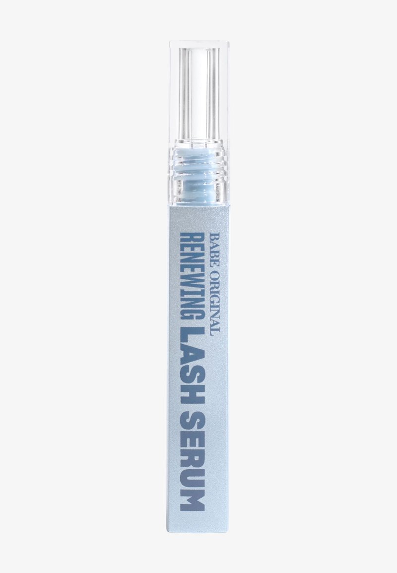 Tube de sérum pour cils Babe Original Renewing avec bouchon transparent et étiquette bleu clair sur fond blanc uni.