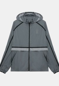 Svjetlosiva vjetrovka s kapuljačom, kompletnim prednjim patentnim zatvaračem, crnim akcentnim prugama na rukavima i prsima te bočnim džepovima na patentni zatvarač.