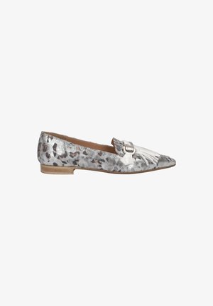 Chaussure plate à enfiler avec une finition argent métallique et un motif léopard. Présente une boucle décorative et des détails en franges au niveau des orteils.