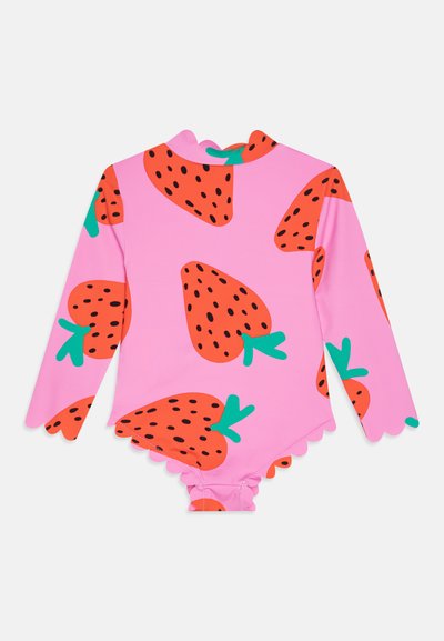 Rožinės spalvos maudymosi kostiumėlis ilgomis rankovėmis, papuoštas dideliais raudonais braškių raštais su juodais sėklomis ir žaliais lapais. Nugaros ir kojų kraštai yra banguoti.