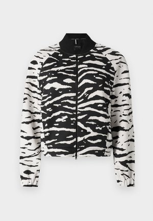 Zwart-wit zebraprint bomberjack met een rits aan de voorkant, geribbelde kraag en manchetten, gemaakt van een gladde stof.