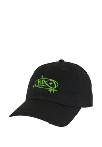 Căciulă de baseball din bumbac negru, cu vizieră curbată, având un logo brodat verde strălucitor cu elemente grafice pe față.