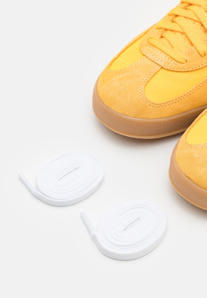 adidas Originals GAZELLE INDOOR UNISEX - Sneakers - crew yellow/footwear  white/almost yellow/gul - Zalando.se