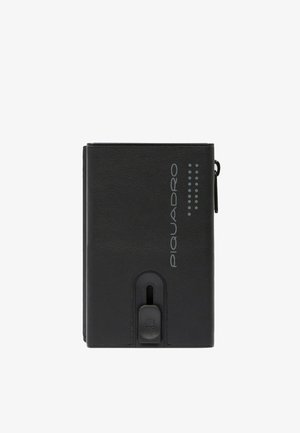 Zwart leren portemonnee met een strak rechthoekig ontwerp, gegraveerd logo en een centraal schuifsysteem. Gestructureerd oppervlak met minimale details.