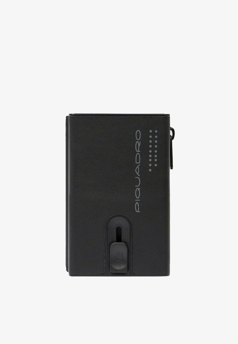 Zwart leren portemonnee met een strak rechthoekig ontwerp, gegraveerd logo en een centraal schuifsysteem. Gestructureerd oppervlak met minimale details.