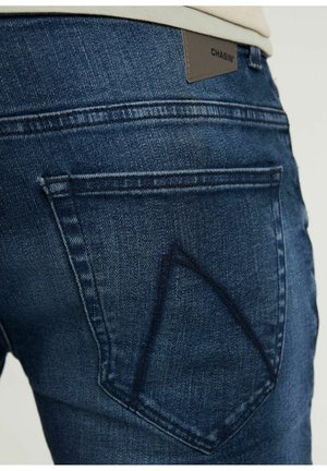 Jeans in denim blu scuro con un design distintivo delle tasche posteriori. Presentano un'etichetta in pelle sulla vita e dettagli di cucitura visibili.