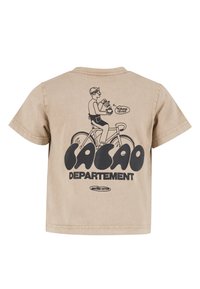 Beżowy bawełniany T-shirt z czarną graficzną ilustracją osoby na rowerze, trzymającej napój, z napisem "CACAO DEPARTEMENT".