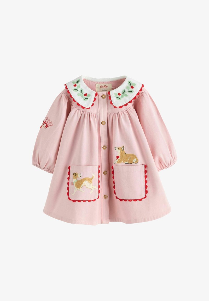 Roosa väikelaste kleit taskutel tikitud koertega, lillelise kraega, millel on punane laineline ääris, puidust nööbid ees ja pikad varrukad.