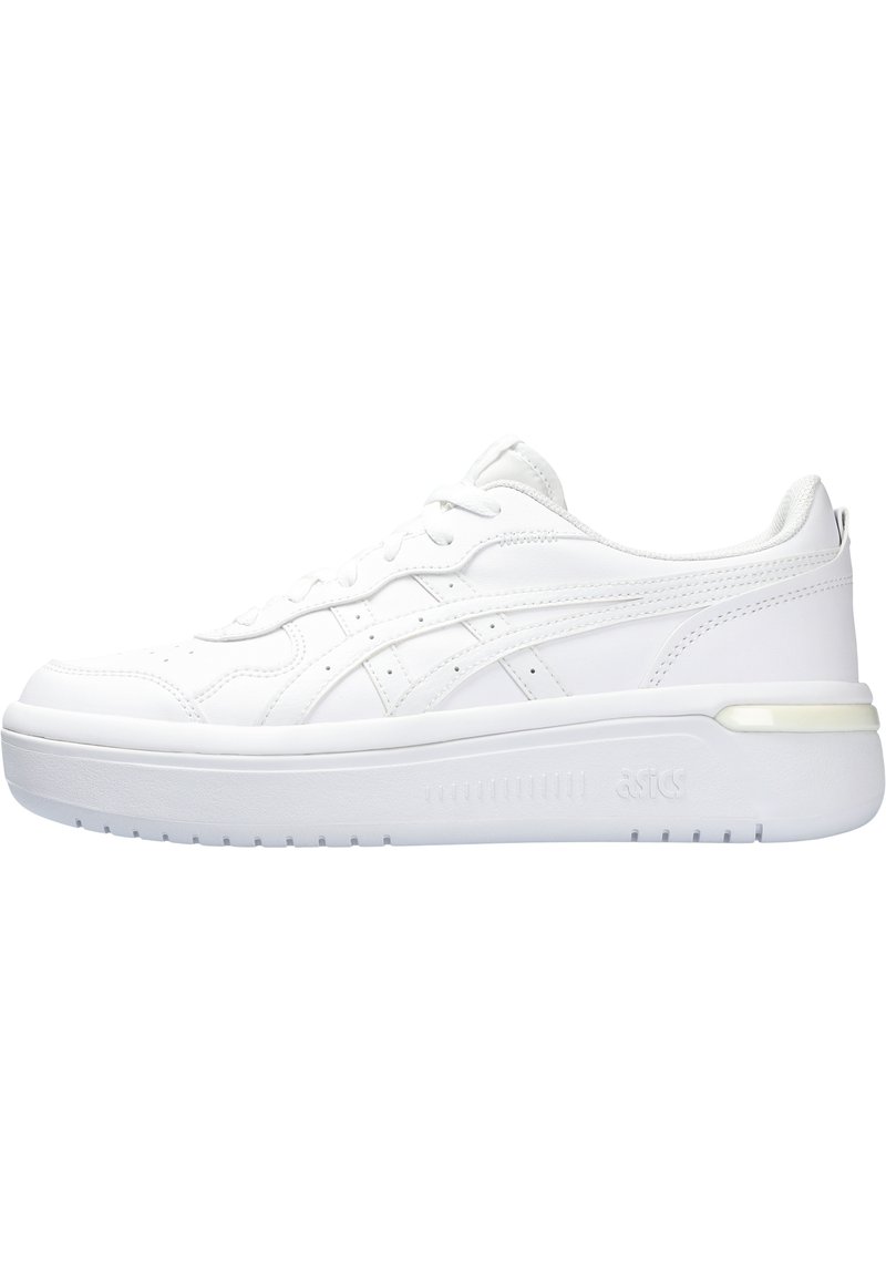 Le scarpe sportive bianche presentano una tomaia in pelle liscia, una punta arrotondata, un sistema di chiusura con lacci e una suola spessa con un motivo di presa testurizzato.