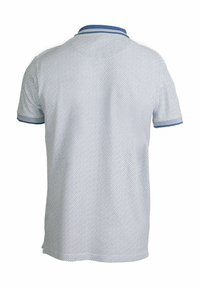 Polo de manga corta en azul claro con una textura fina y un pequeño patrón en navy; cuenta con un cuello y acentos en las mangas en contraste.