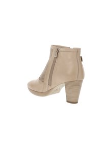 Stivaletti beige fino alla caviglia con un tacco alto e rigato, caratterizzati da lati perforati e una cerniera laterale per la chiusura. Materiale in pelle liscia.