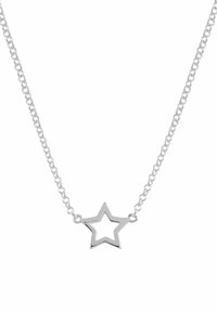 Collar de cadena de plata con un colgante en forma de estrella con un centro abierto, textura suave y diseño geométrico básico.